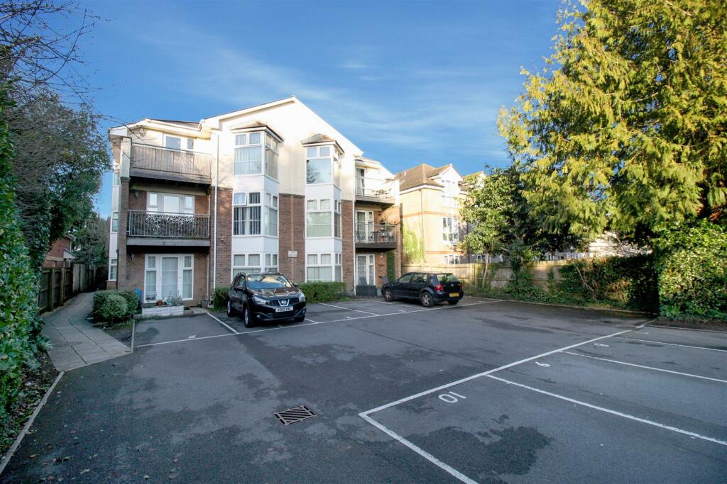 2 bedroom flat for sale in Richmond Park Road, Charminster, Bournemouth