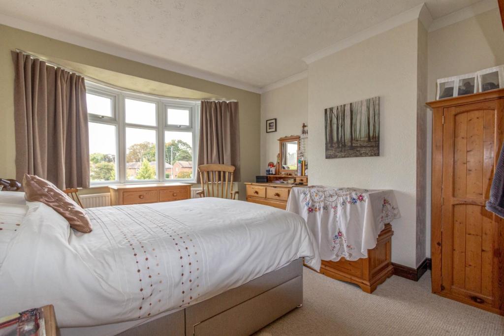 3 bedroom semidetached house for sale in Newark Avenue, Peterborough, PE1