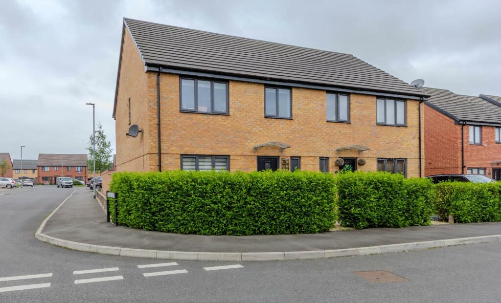 4 bedroom semidetached house for sale in Draper Road, Peterborough, PE4