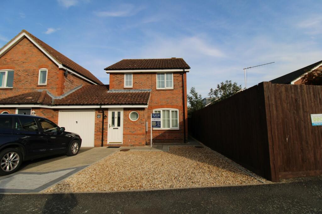 3 bedroom link detached house for sale in Chapel Way, Henlow, SG16