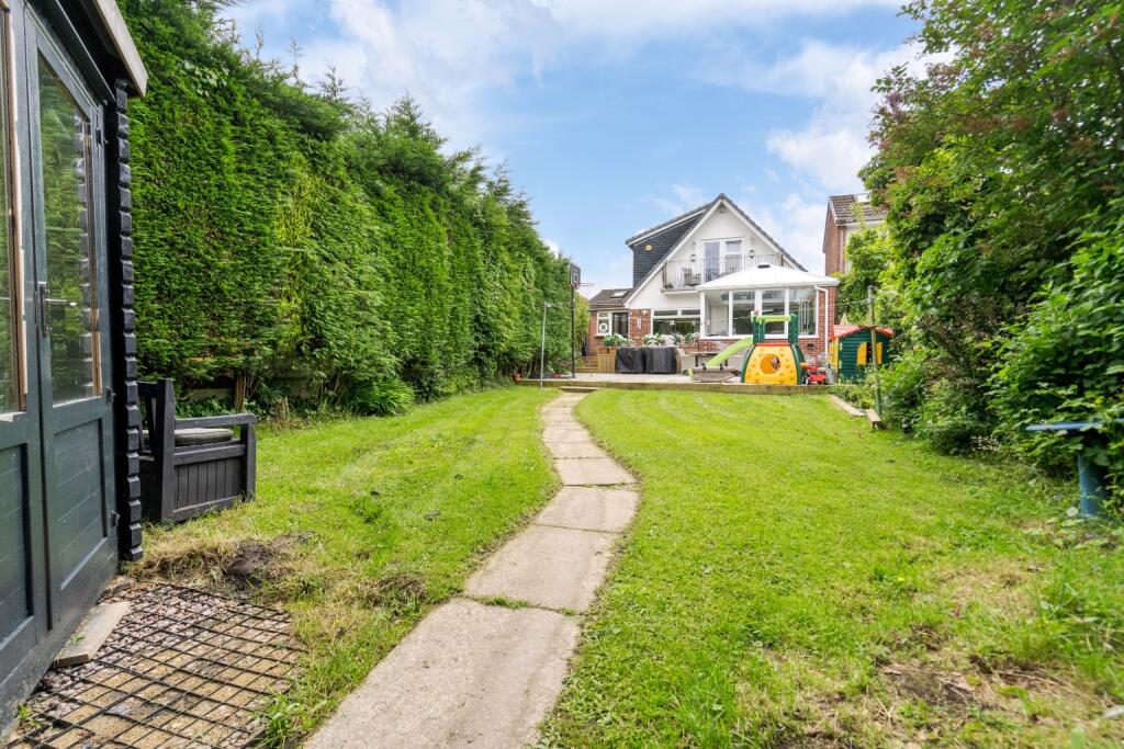 Additional property image - Spacious 5 Bed House with 2 Bathrooms On The Sought-After Heathfield Drive, Bolton