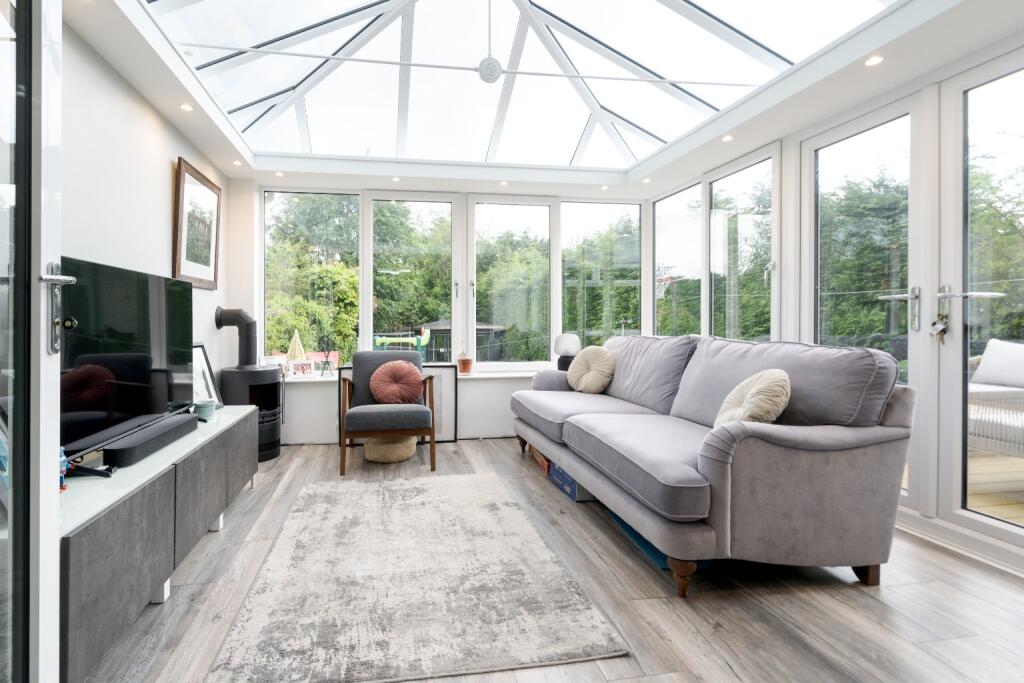 Additional property image - Spacious 5 Bed House with 2 Bathrooms On The Sought-After Heathfield Drive, Bolton