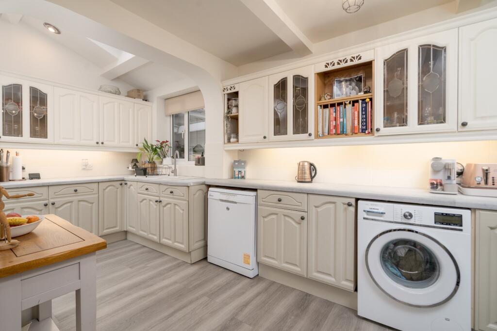 Additional property image - Spacious 5 Bed House with 2 Bathrooms On The Sought-After Heathfield Drive, Bolton