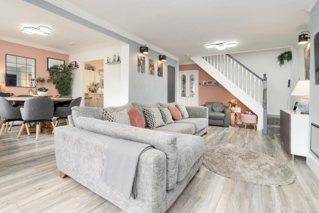 Additional property image - Spacious 5 Bed House with 2 Bathrooms On The Sought-After Heathfield Drive, Bolton
