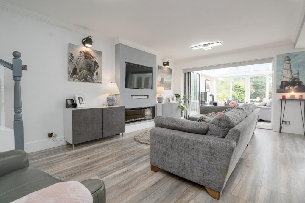 Additional property image - Spacious 5 Bed House with 2 Bathrooms On The Sought-After Heathfield Drive, Bolton