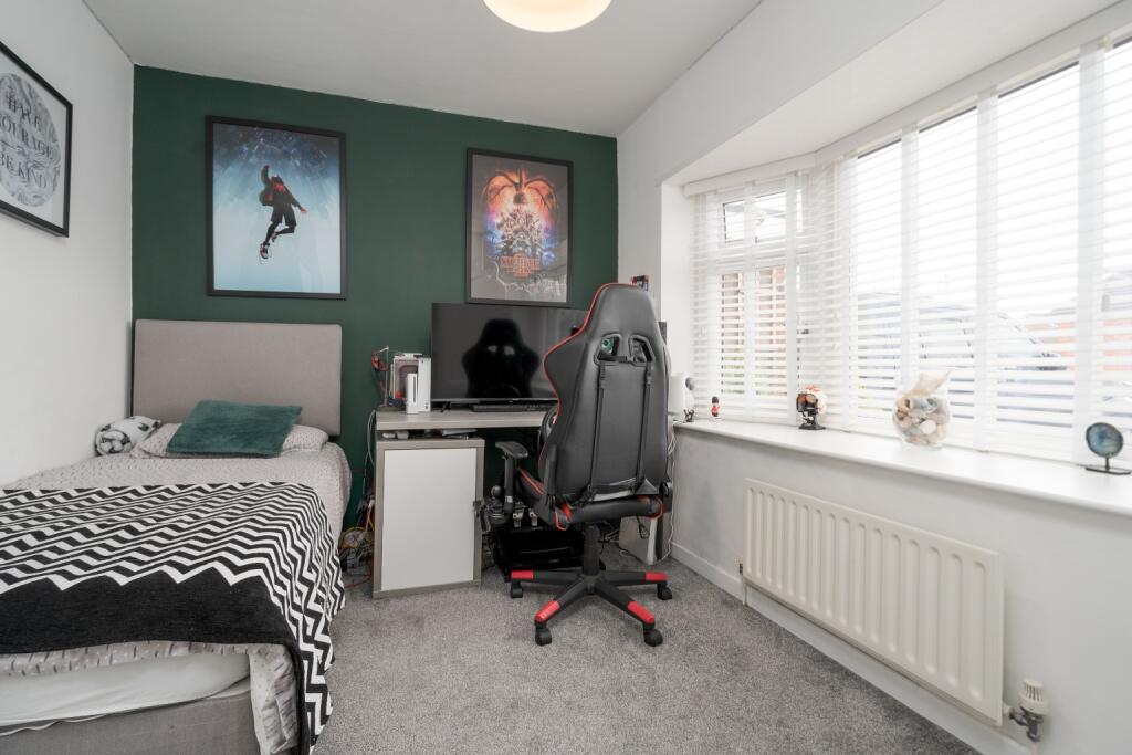 Additional property image - Spacious 5 Bed House with 2 Bathrooms On The Sought-After Heathfield Drive, Bolton