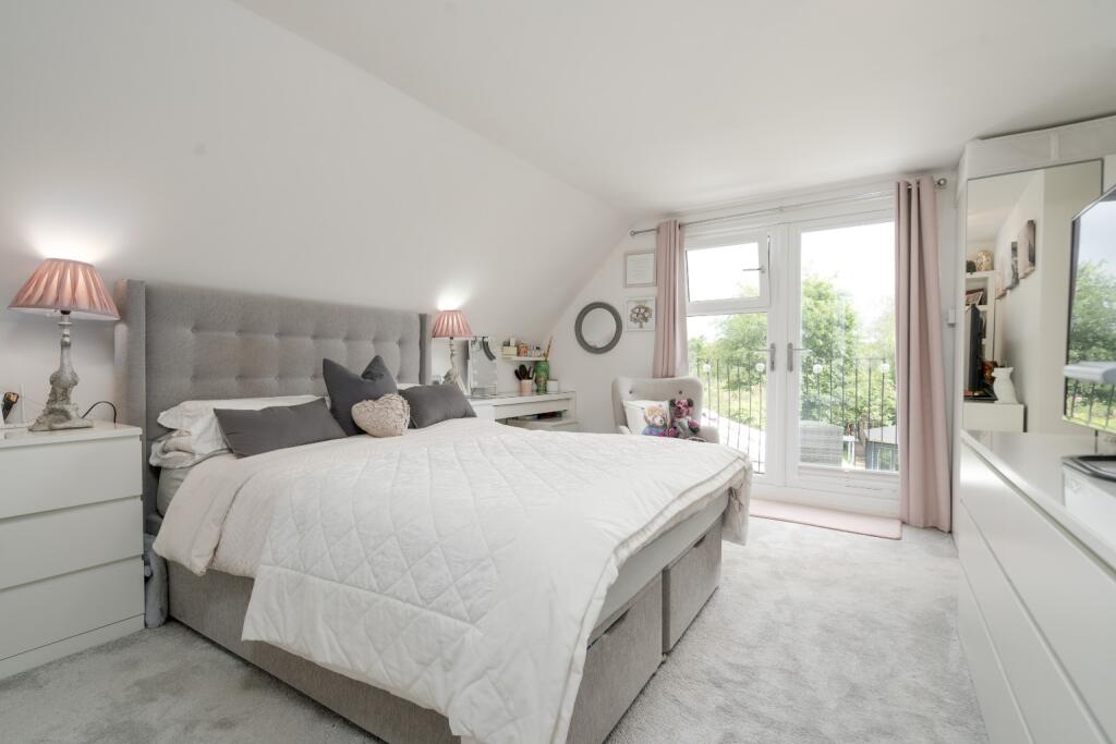 Additional property image - Spacious 5 Bed House with 2 Bathrooms On The Sought-After Heathfield Drive, Bolton