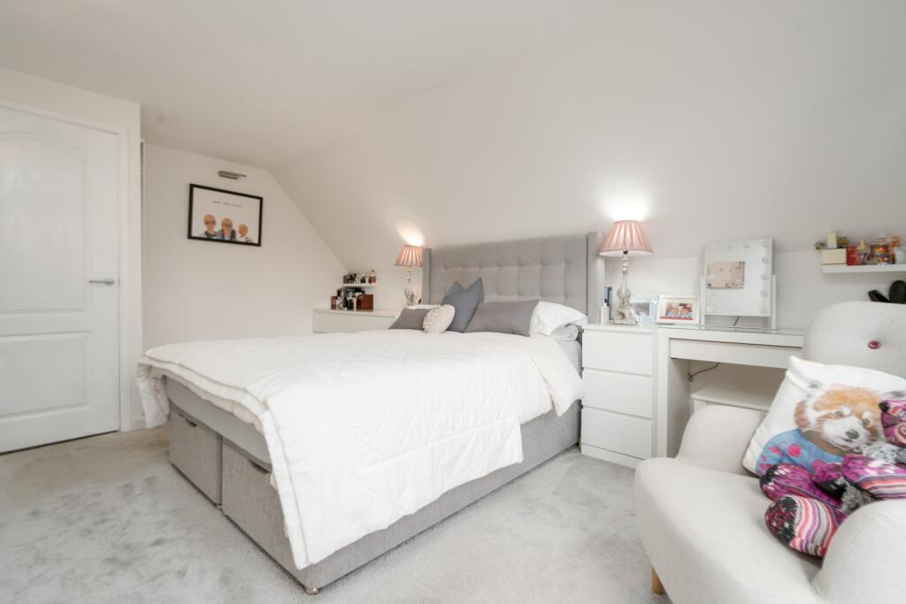 Additional property image - Spacious 5 Bed House with 2 Bathrooms On The Sought-After Heathfield Drive, Bolton