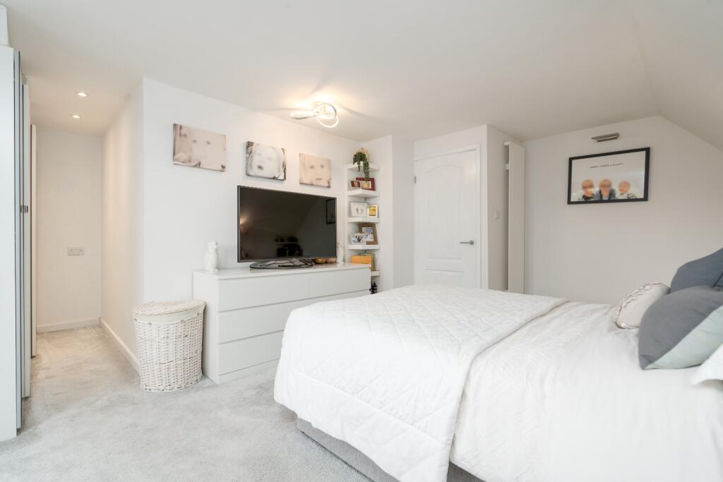 Additional property image - Spacious 5 Bed House with 2 Bathrooms On The Sought-After Heathfield Drive, Bolton