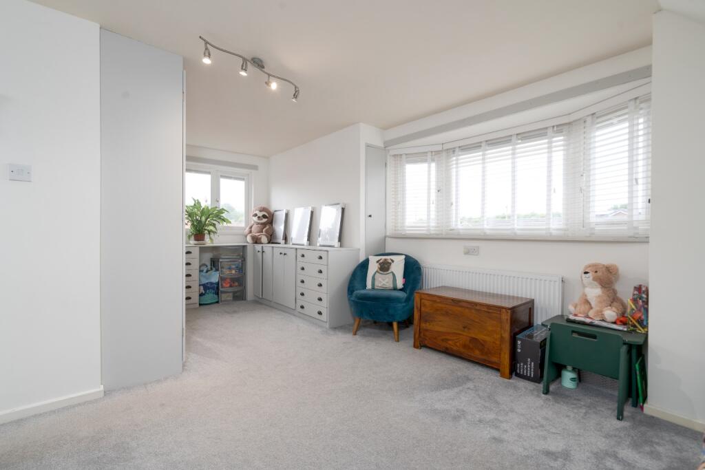 Additional property image - Spacious 5 Bed House with 2 Bathrooms On The Sought-After Heathfield Drive, Bolton