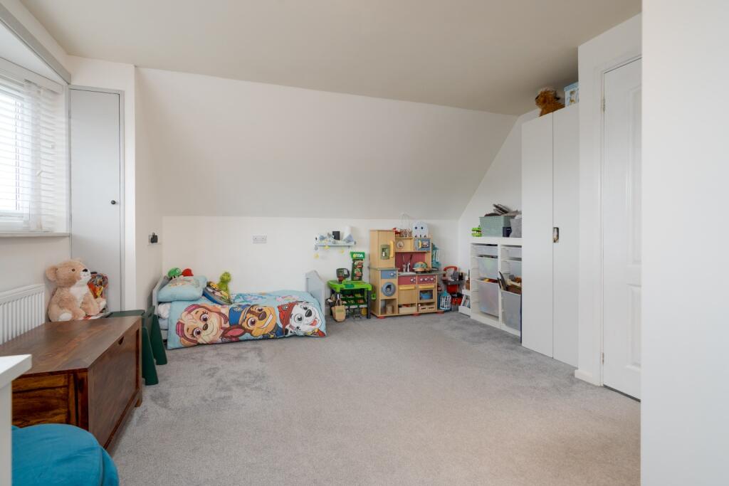 Additional property image - Spacious 5 Bed House with 2 Bathrooms On The Sought-After Heathfield Drive, Bolton