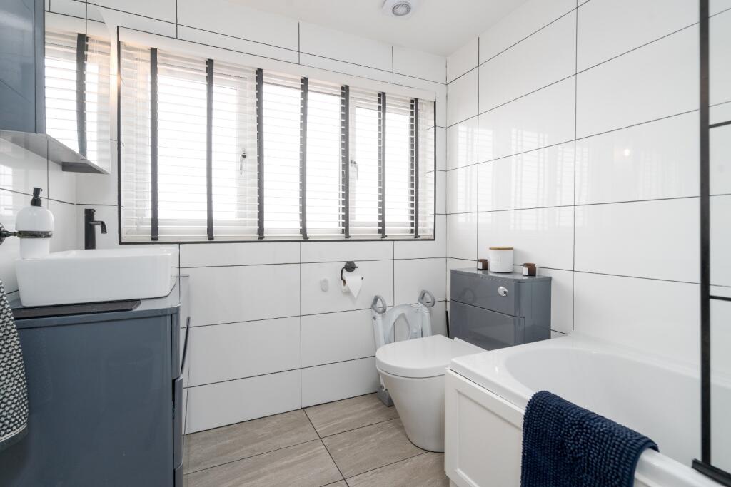 Additional property image - Spacious 5 Bed House with 2 Bathrooms On The Sought-After Heathfield Drive, Bolton
