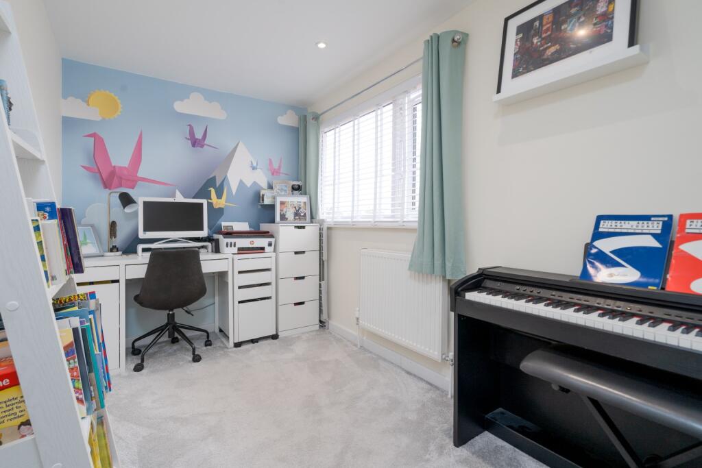 Additional property image - Spacious 5 Bed House with 2 Bathrooms On The Sought-After Heathfield Drive, Bolton
