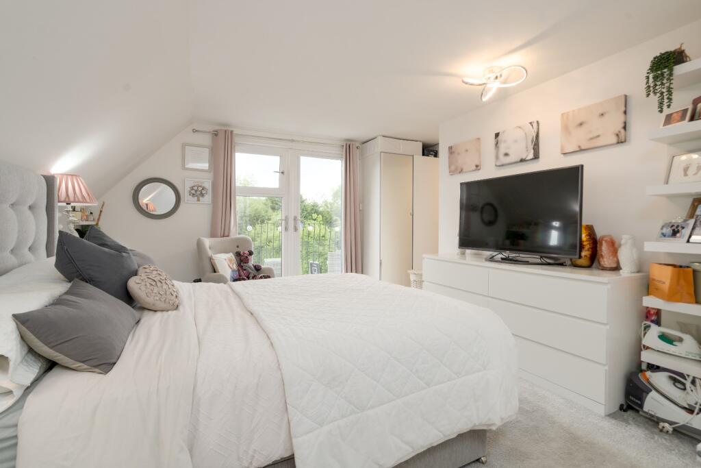 Additional property image - Spacious 5 Bed House with 2 Bathrooms On The Sought-After Heathfield Drive, Bolton