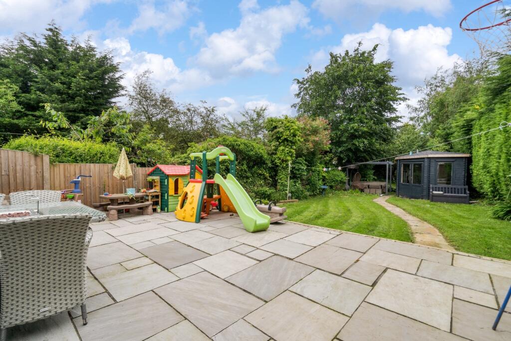 Additional property image - Spacious 5 Bed House with 2 Bathrooms On The Sought-After Heathfield Drive, Bolton