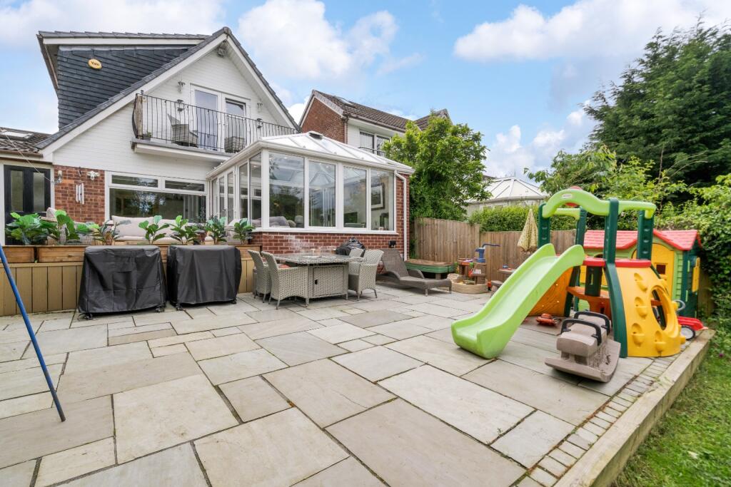 Additional property image - Spacious 5 Bed House with 2 Bathrooms On The Sought-After Heathfield Drive, Bolton