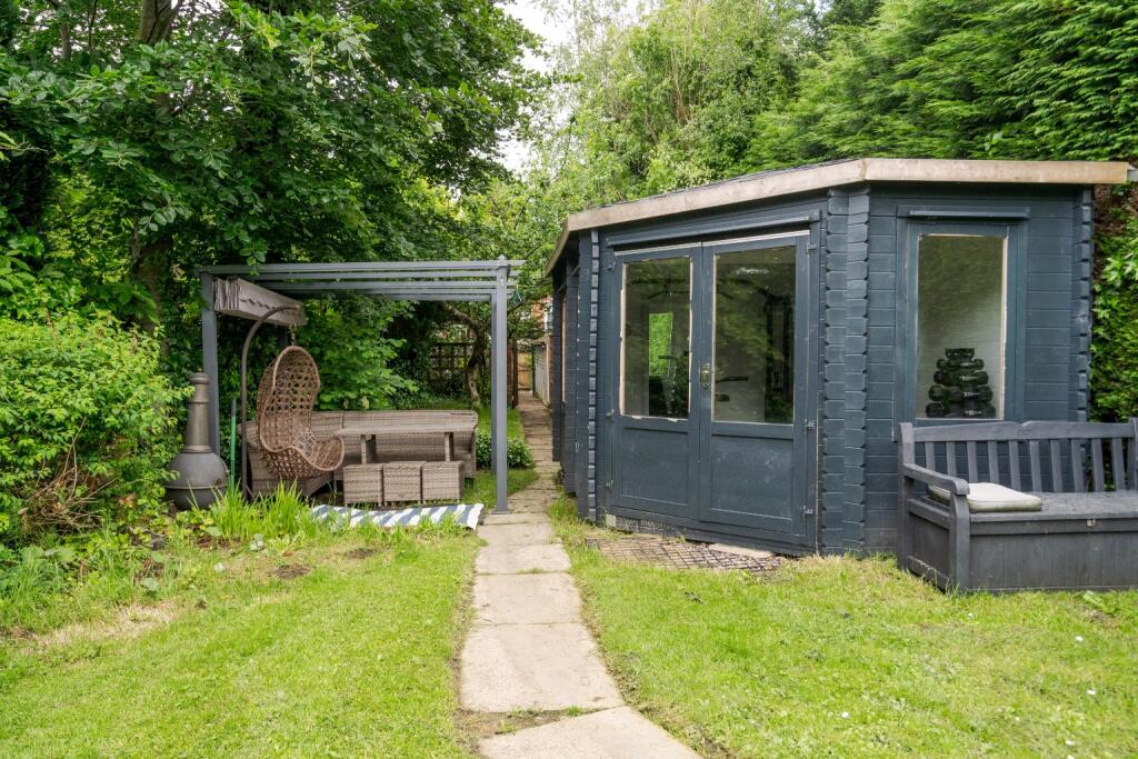 Additional property image - Spacious 5 Bed House with 2 Bathrooms On The Sought-After Heathfield Drive, Bolton