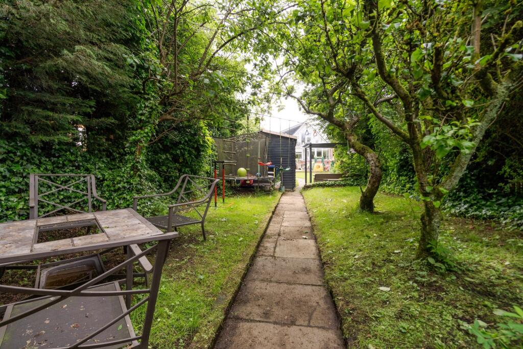 Additional property image - Spacious 5 Bed House with 2 Bathrooms On The Sought-After Heathfield Drive, Bolton