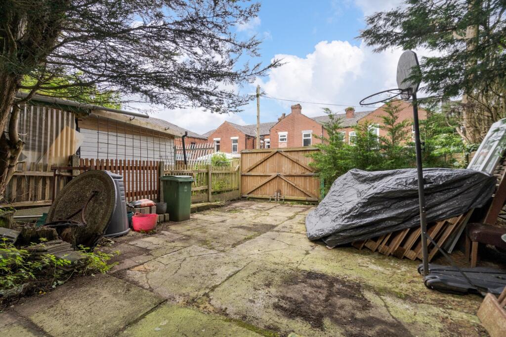 Additional property image - Spacious 5 Bed House with 2 Bathrooms On The Sought-After Heathfield Drive, Bolton