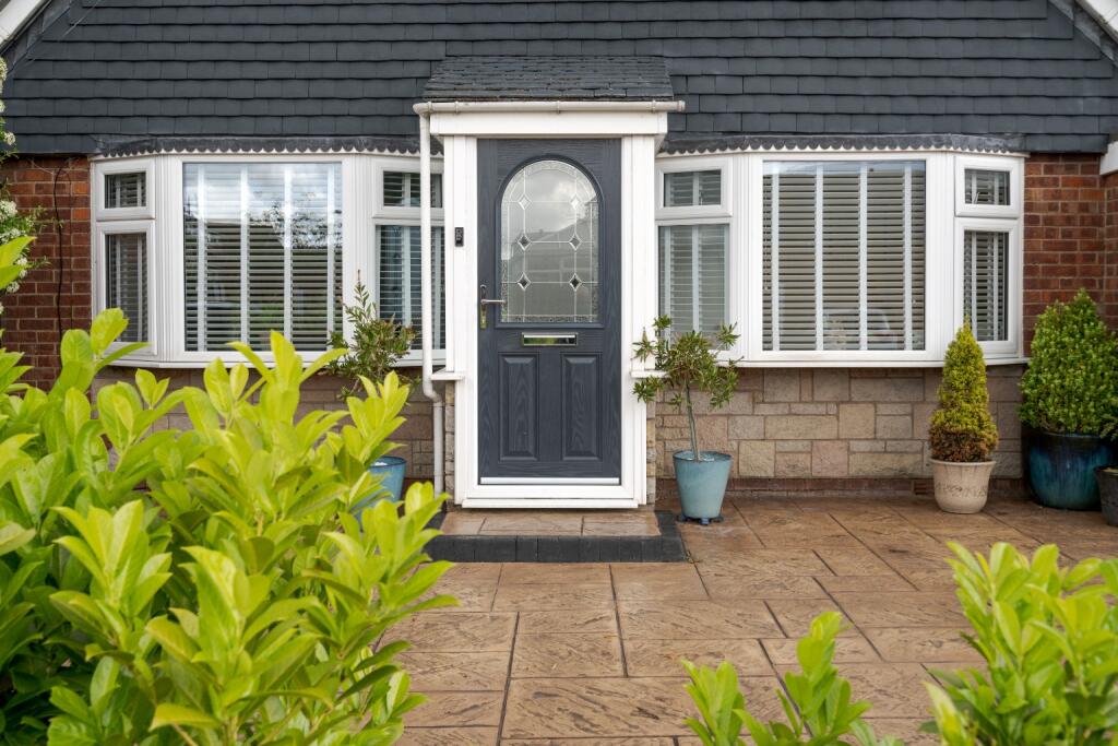 Additional property image - Spacious 5 Bed House with 2 Bathrooms On The Sought-After Heathfield Drive, Bolton