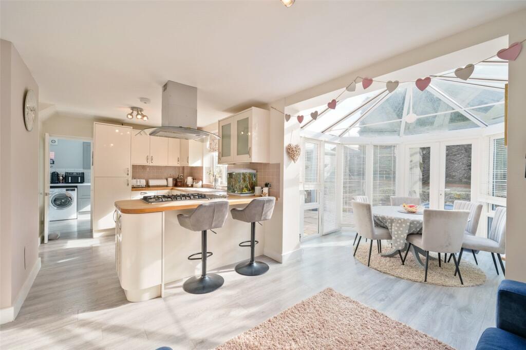 3 bedroom semidetached house for sale in South Meadow, Crowthorne