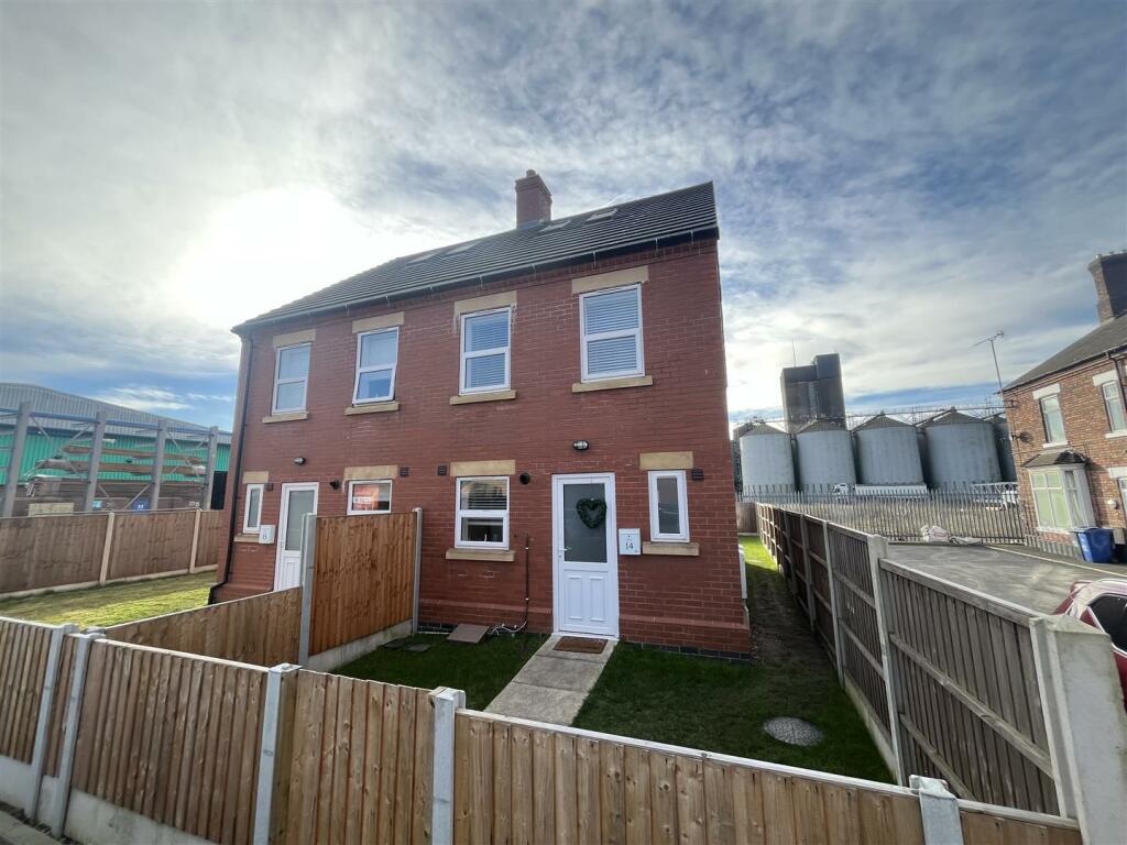 3 bedroom semidetached house for sale in Shobnall Road, BurtonOn