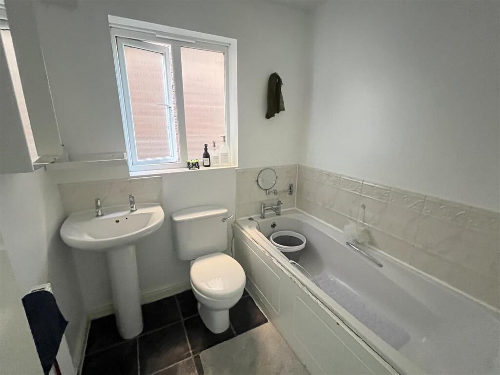 Additional property image - Thompson Close, Swadlincote