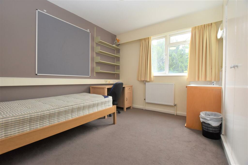 1 bedroom house share for rent in Room 18 Martindale Court, RG1