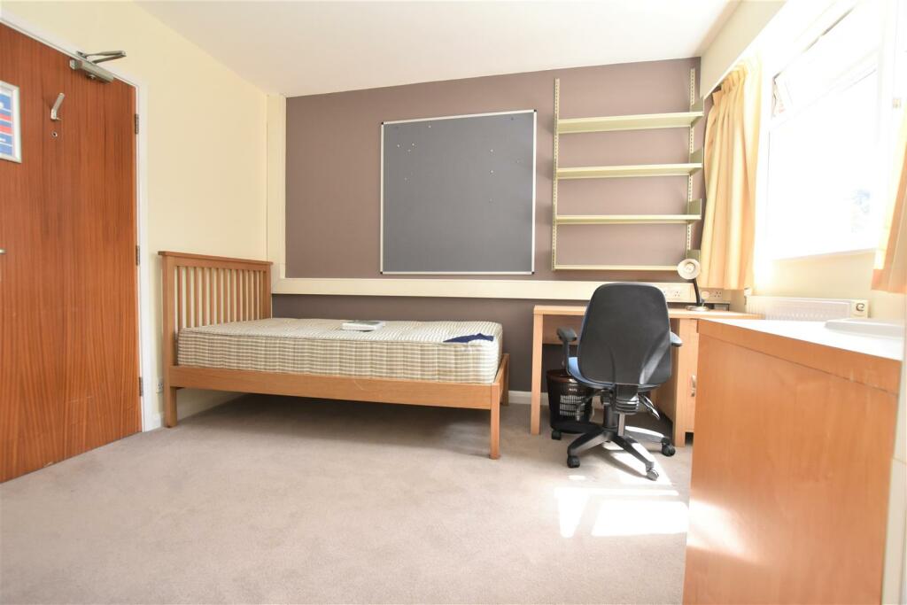 1 bedroom private hall for rent in Room 20 Martindale Court, RG1
