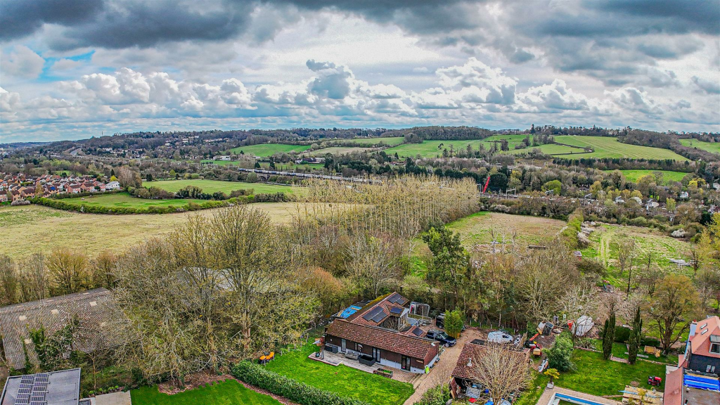 5 bedroom detached house for sale in Pouchen End Lane, Hemel Hempstead, HP1