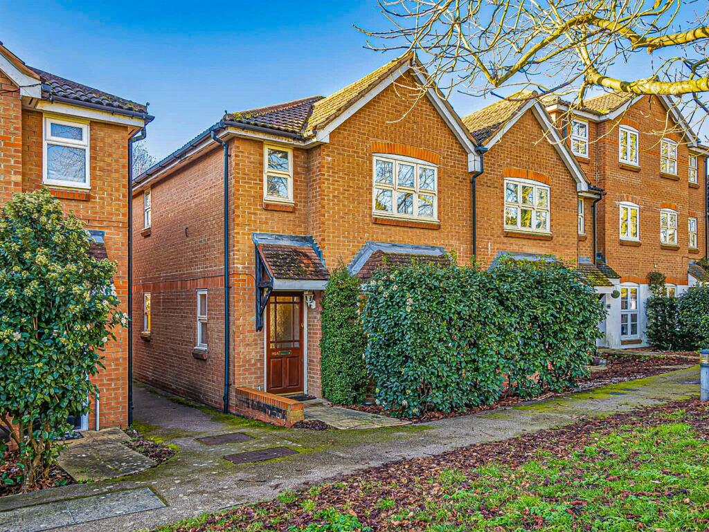 3 bedroom end of terrace house for sale in Belswains Lane, Hemel