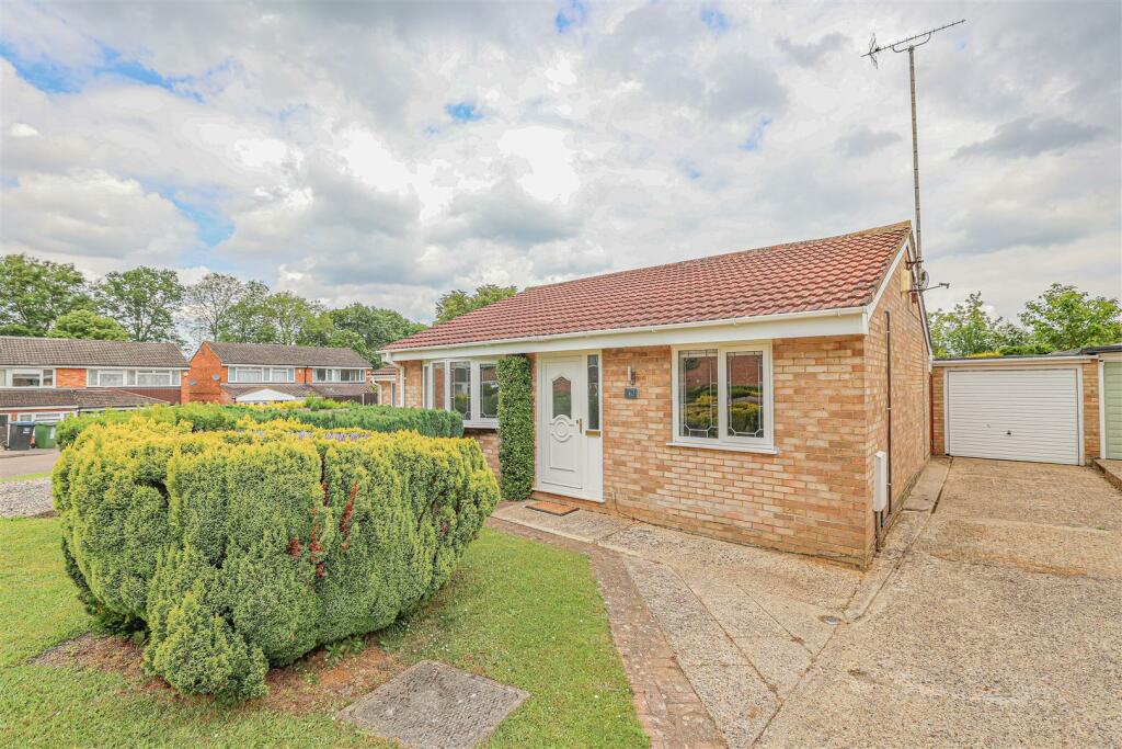 2 bedroom semidetached bungalow for sale in Elstree Road, Hemel