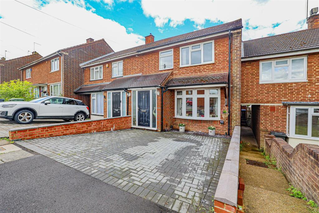 3 bedroom terraced house for sale in Risedale Hill, Hemel Hempstead, HP3