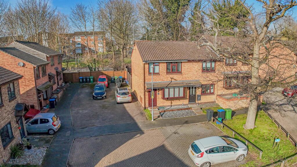 Main image of property: Hunters Oak, Hemel Hempstead, HP2