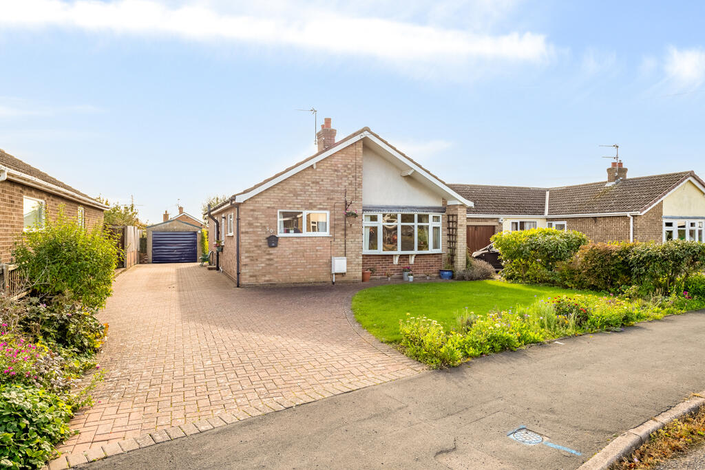3 bedroom detached bungalow for sale in Manor Road, Saxilby, Lincoln