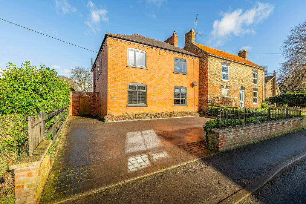 4 bedroom detached house for sale in Main Street, Scothern, Lincoln
