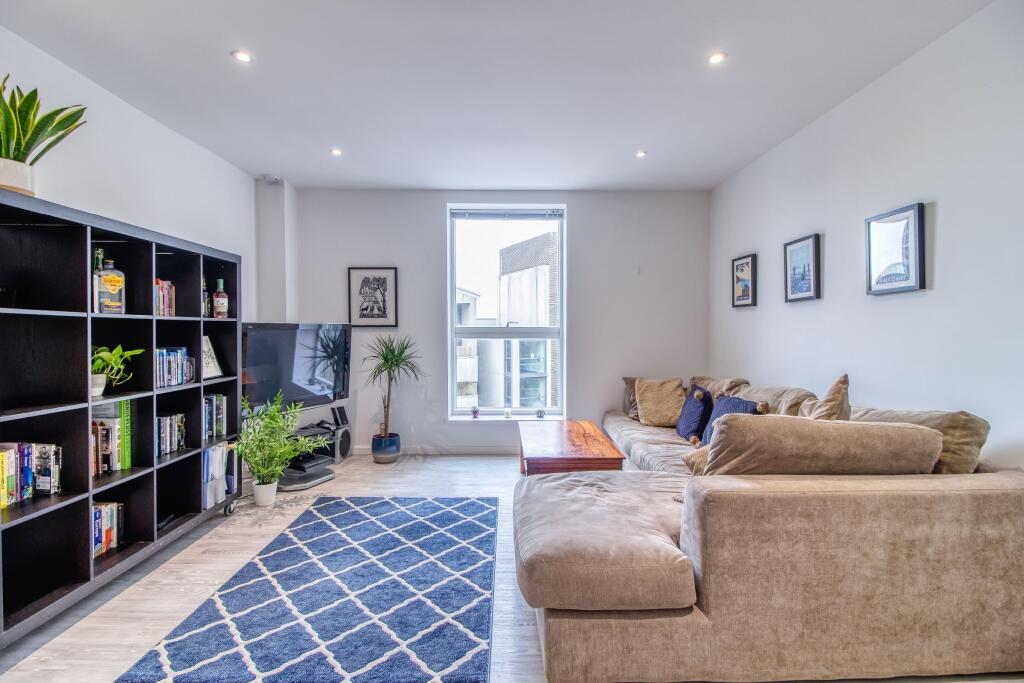 Main image of property: Embankment House - P2043S95