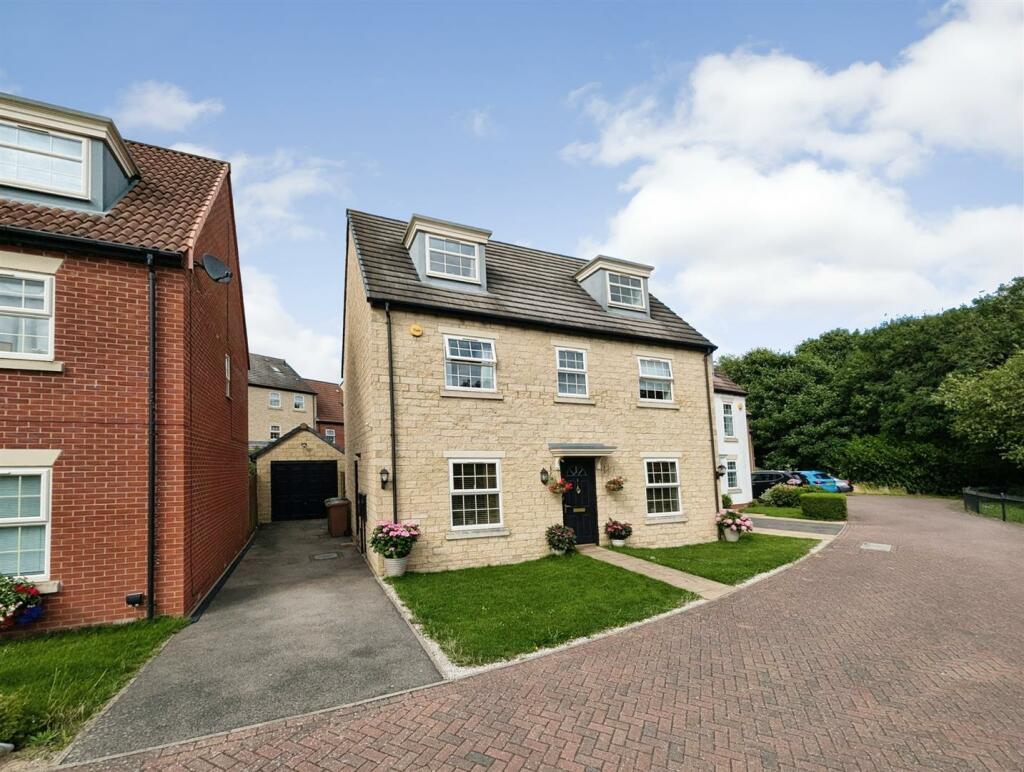 5 bedroom detached house for sale in Diamond Drive, Corby, NN17