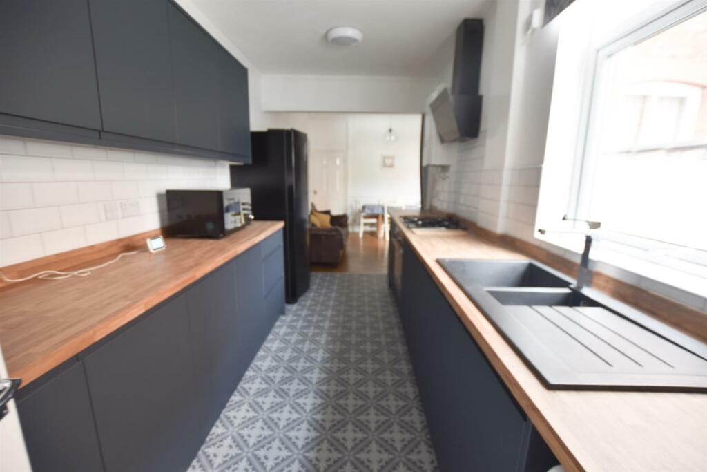 4 bedroom terraced house for rent in Harrow Road, Leicester, LE3