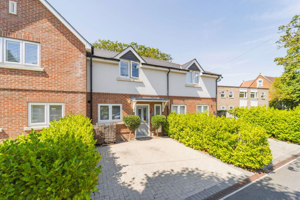 Main image of property: Avenue Road, Christchurch, BH23 2BY