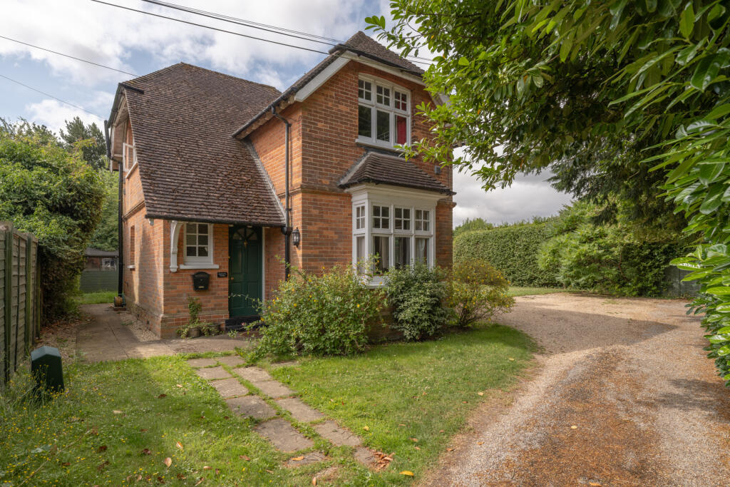 3 bedroom detached house for sale in Dorking Road, Tadworth, KT20