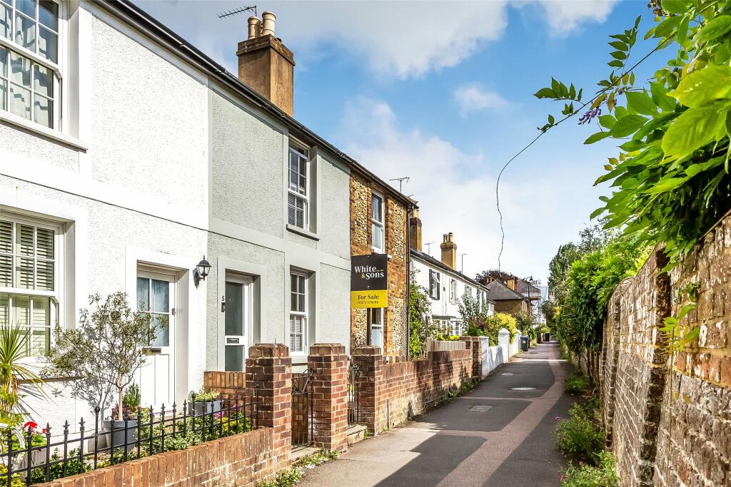 2 bedroom terraced house for sale in Church Walk, Leatherhead, Surrey, KT22