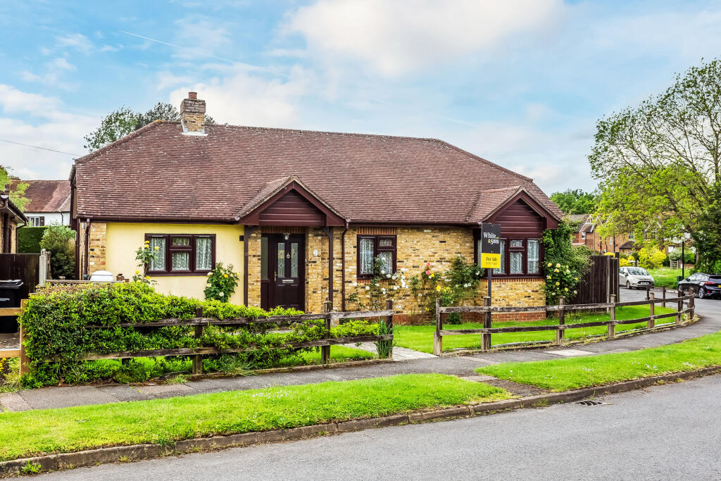 3 bedroom bungalow for sale in Sole Farm Road, Great Bookham