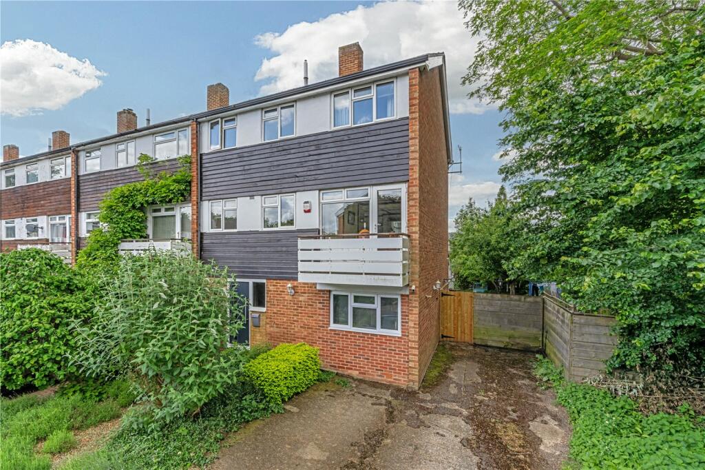 4 bedroom end of terrace house for sale in Kenton Avenue, SunburyOn