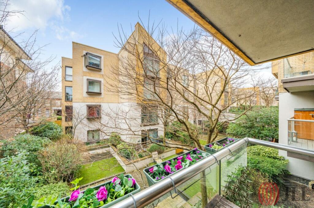 2 bedroom ground floor flat for sale in Granville Road London NW2