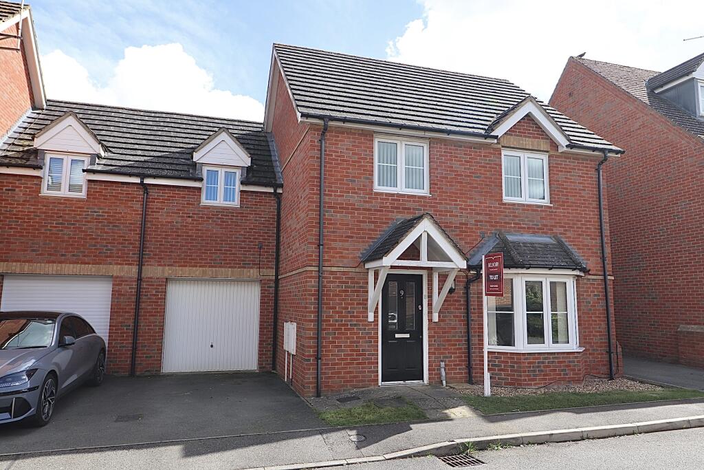 4 bedroom semi-detached house for rent in Brown Close, St Crispin, Northampton, NN5