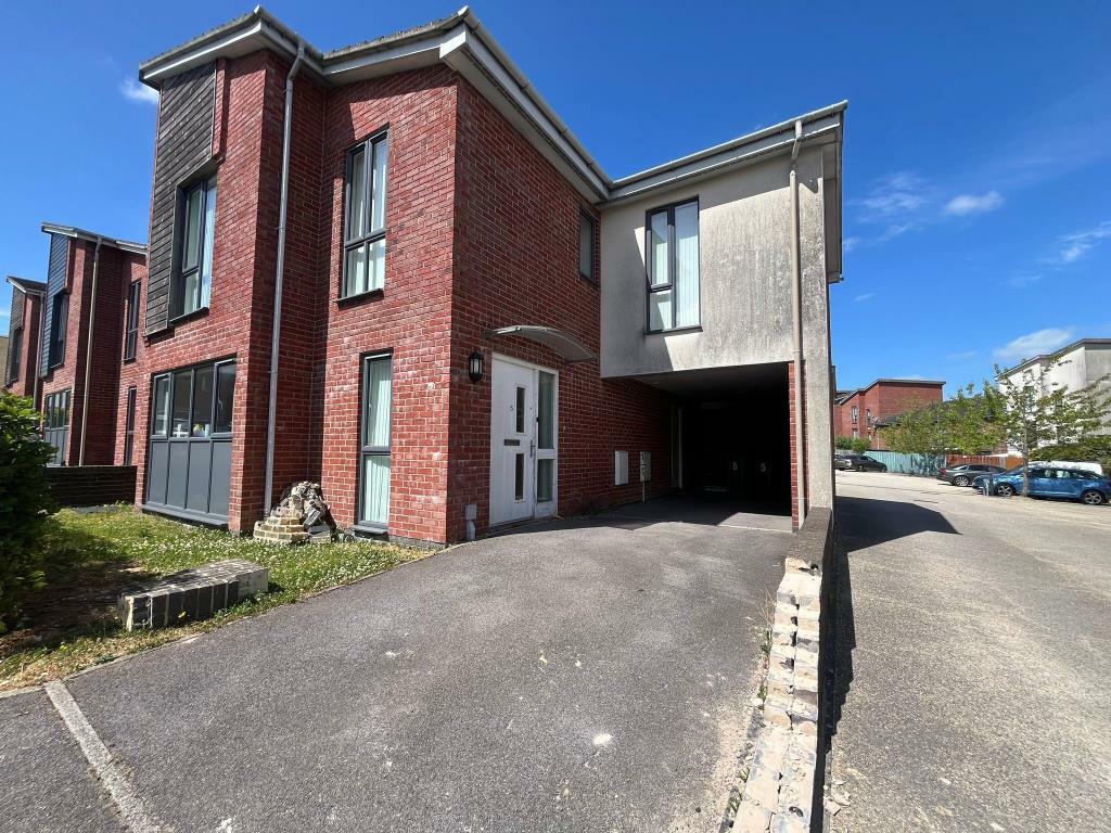 4 bedroom detached house for rent in Basingstoke, Berkshire, RG24