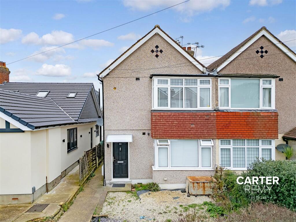2 bedroom flat for sale in Grey Towers Avenue, Hornchurch, RM11