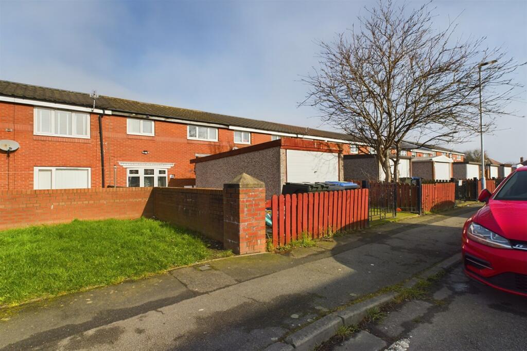 3 bedroom terraced house for sale in Castlewood, Thorntree
