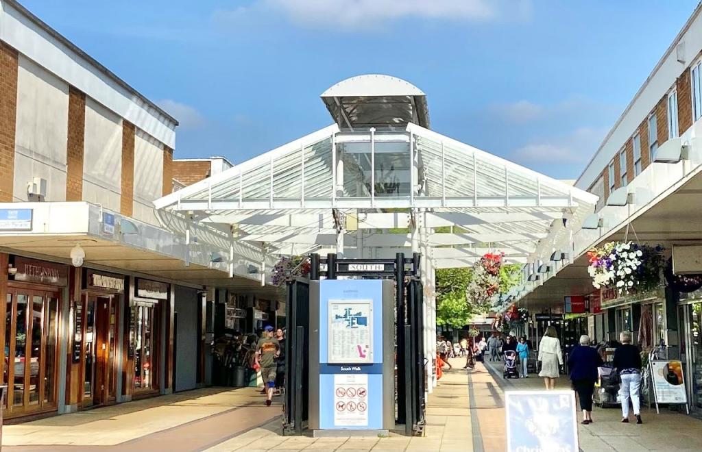 High street retail property to lease in YATE SHOPPING CENTRE, 19 North